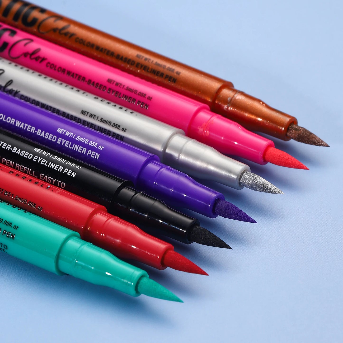 Stylo eye-liner liquide noir imperméable ultra-fin, rédigées dans un ton haut de gamme, élégant et persuasif, adaptées à une marque beauté raffinée.